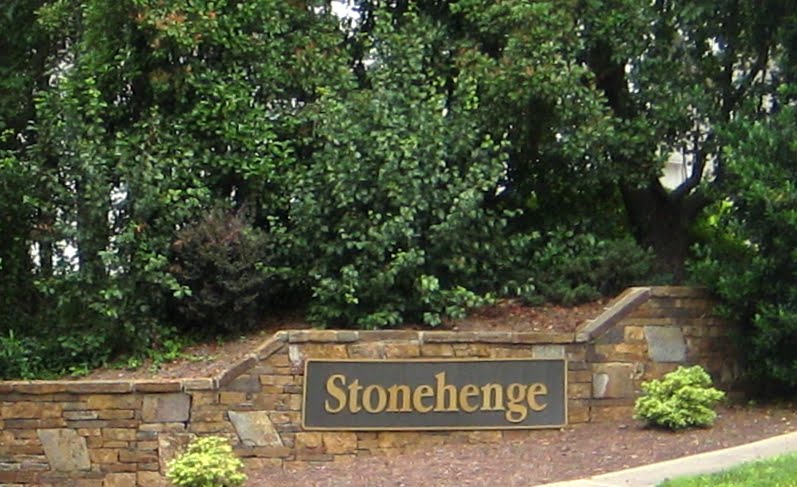 Entrance from Ray Road, Best Raleigh Neighborhoods, Midtown, Stonehenge, Northwest Quadrant of Creedmoor and Howard Roads, Ray Road Entrance Court